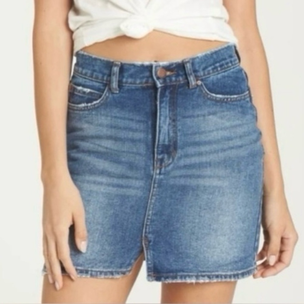 BILLABONG Black Magic Denim Skirt -Sail Away Blue -Your New Denim Crush! 
SZ 30